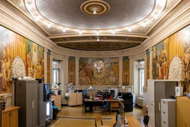 Bari, quei magnifici affreschi di Mario Prayer "ospitati" nella segreteria di una scuola